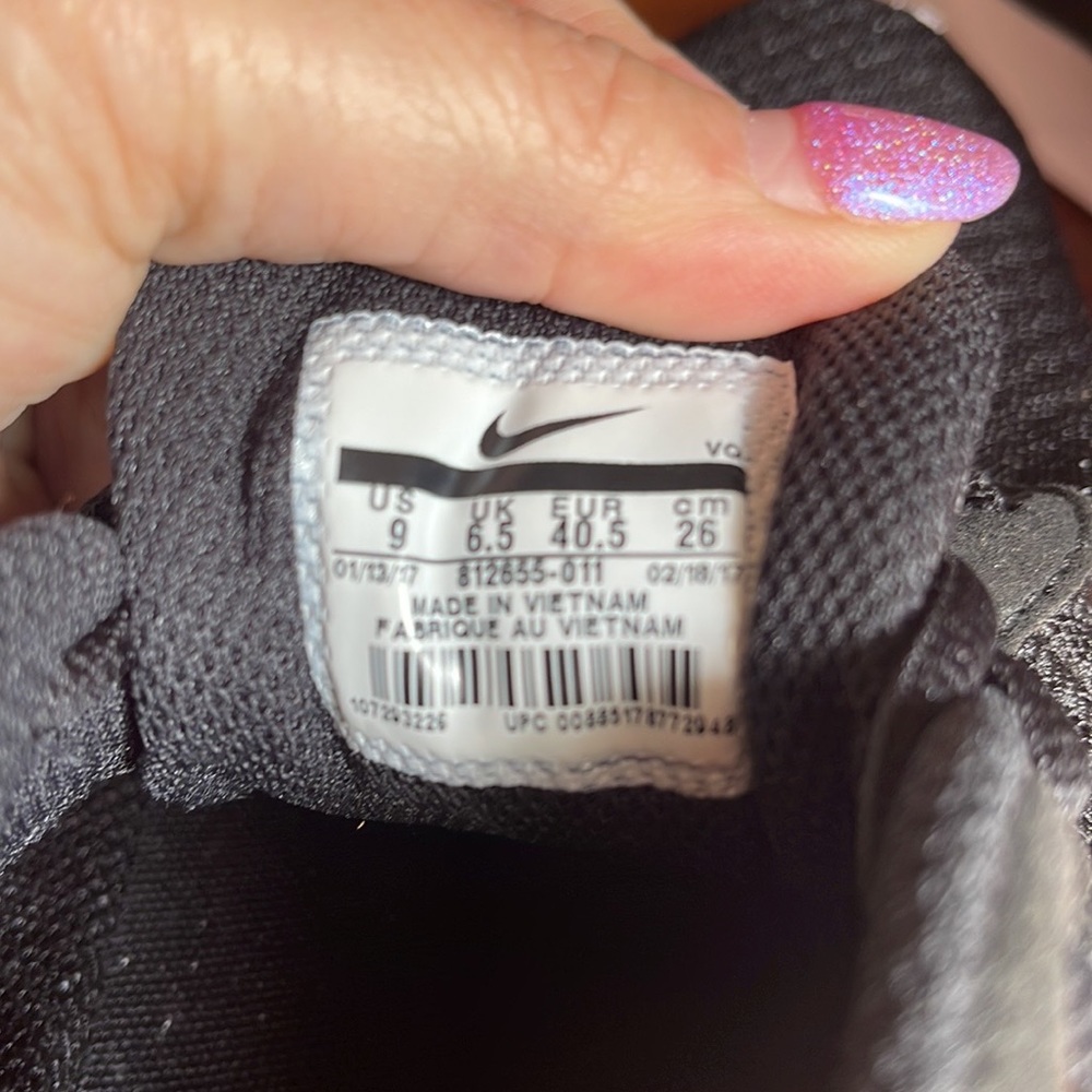 Nike shoes EUC size 9 - Picture 9 of 12